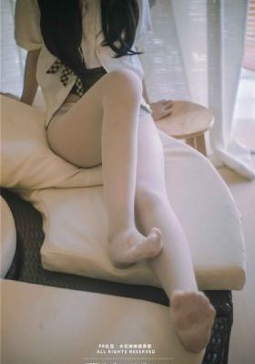 欧美明星灰色开衫街拍_4K完整在线观看