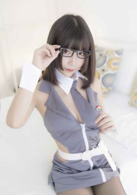男人手伸进美女内衣揉我胸的视频_剧情片在线播放观看
